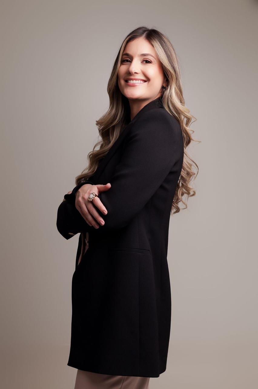 Dra. Melina Ribeiro em retrato profissional